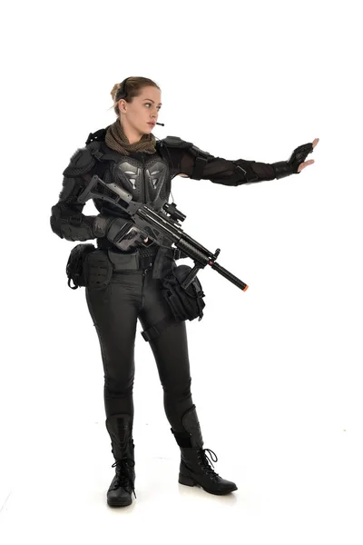 Ganzes Porträt Einer Soldatin Schwarzer Taktischer Rüstung Die Ein Gewehr — Stockfoto