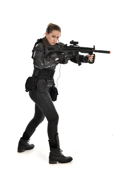 Ganzes Porträt Einer Soldatin Schwarzer Taktischer Rüstung Die Ein Gewehr — Stockfoto