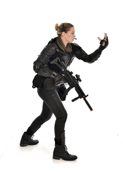 Full Längd Porträtt Kvinnlig Soldat Bär Svart Taktiskt Pansar Hålla — Stockfoto