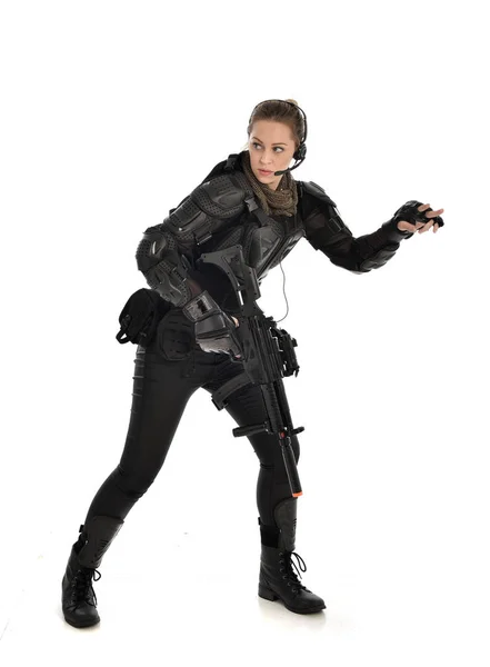 Pełna Długość Portret Żołnierz Kobieta Czarnej Zbroi Taktyczne Trzymając Pistolet — Zdjęcie stockowe