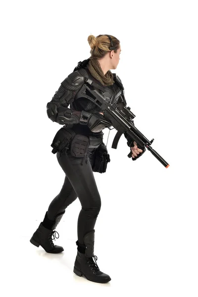 Ritratto Figura Intera Soldato Donna Con Armatura Tattica Nera Con — Foto Stock