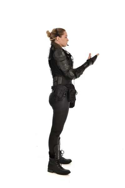 Pełna Długość Portret Żołnierz Kobieta Czarnej Zbroi Taktyczne Stojąc Profilu — Zdjęcie stockowe
