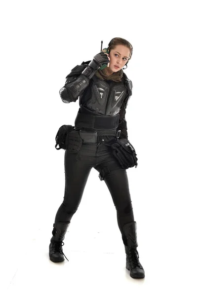 Teljes Hossza Portréja Női Katona Visel Fekete Taktikai Armour Állt — Stock Fotó