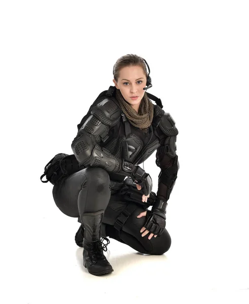 Ganzes Porträt Einer Soldatin Schwarzer Taktischer Rüstung Sitzend Isoliert Auf — Stockfoto