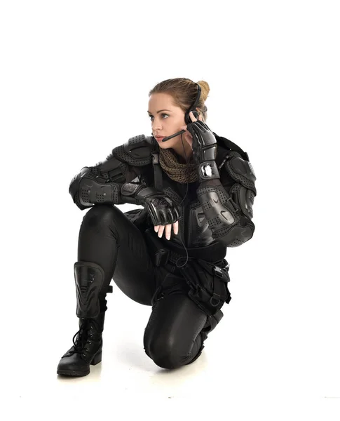 Ritratto Figura Intera Soldato Donna Armatura Tattica Nera Seduta Posa — Foto Stock