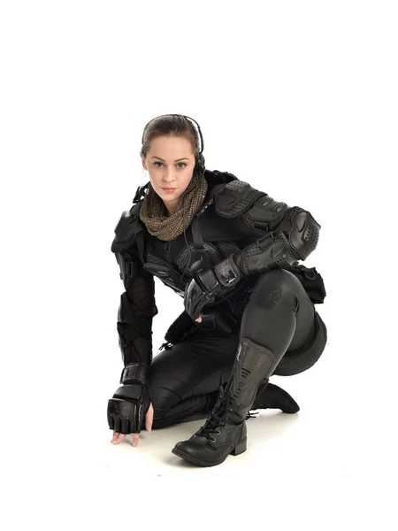Pełna Długość Portret Żołnierz Kobieta Czarnej Zbroi Taktyczne Siedzącej Pozie — Zdjęcie stockowe