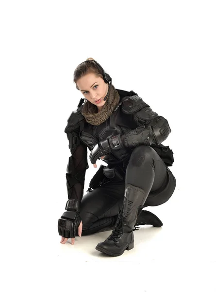 Ritratto Figura Intera Soldato Donna Armatura Tattica Nera Seduta Posa — Foto Stock