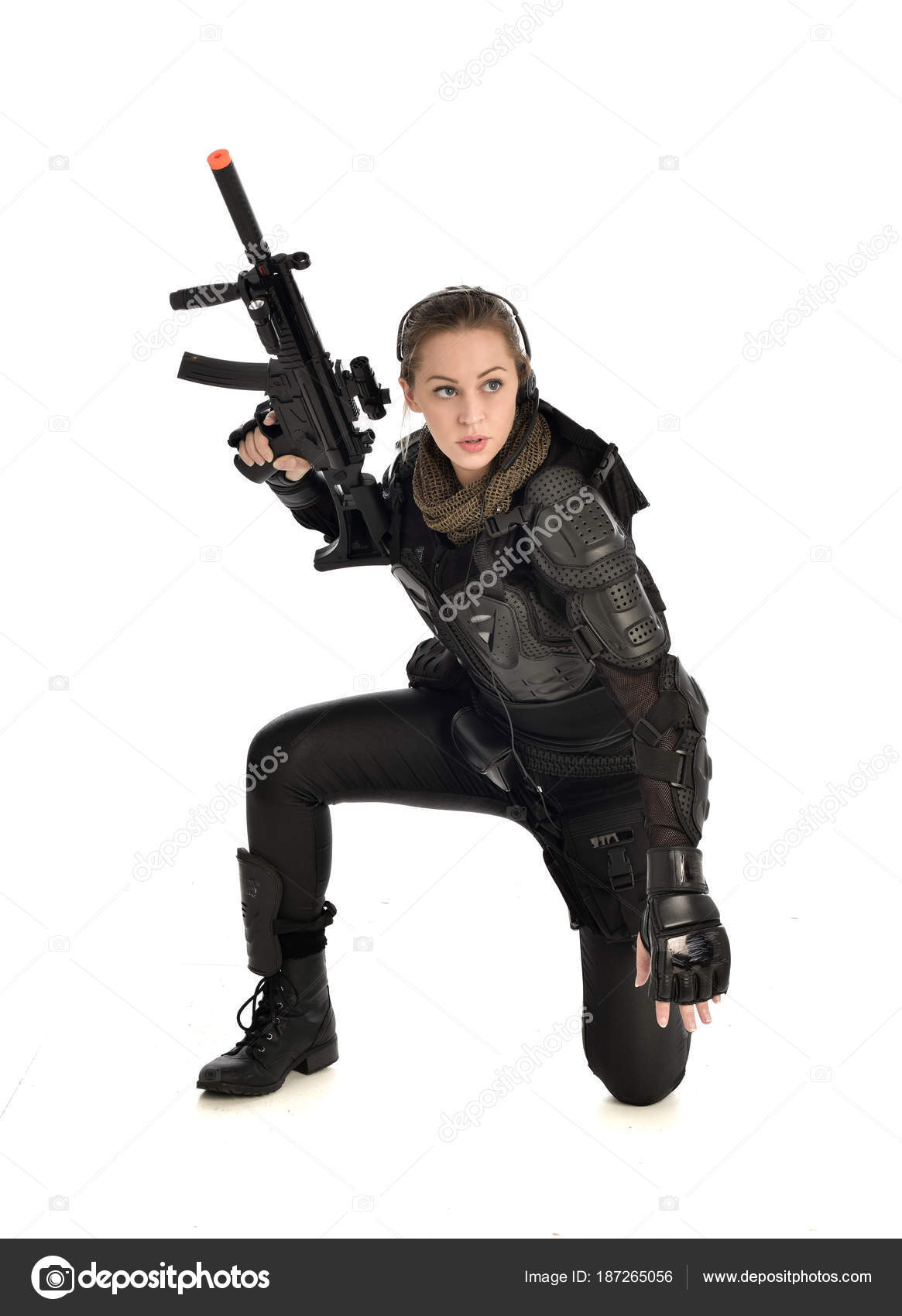 Photography women in brazil posing with guns foto 61
