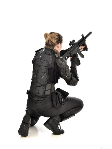 Портрет Женщины Солдата Чёрных Тактических Доспехах Сидящей Позе Пистолетом Изолированной — стоковое фото
