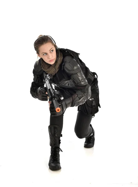 Portrait Complet Une Femme Soldat Portant Une Armure Tactique Noire — Photo