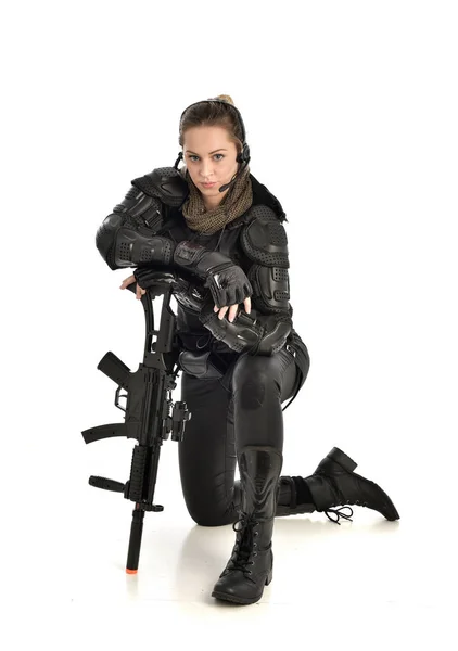 Портрет Женщины Солдата Чёрных Тактических Доспехах Сидящей Позе Пистолетом Изолированной — стоковое фото