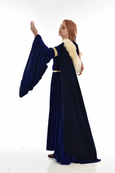 Portrait Complet Femme Aux Cheveux Longs Vêtue Une Robe Médiévale — Photo