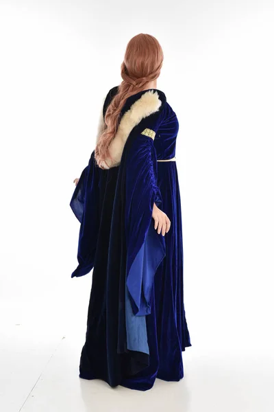 Retrato Longitud Completa Mujer Con Pelo Largo Con Vestido Medieval — Foto de Stock