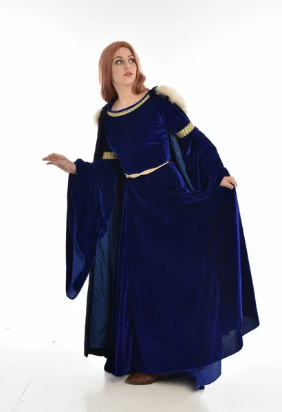 Ritratto Figura Intera Donna Con Capelli Lunghi Indossa Abito Medievale — Foto Stock