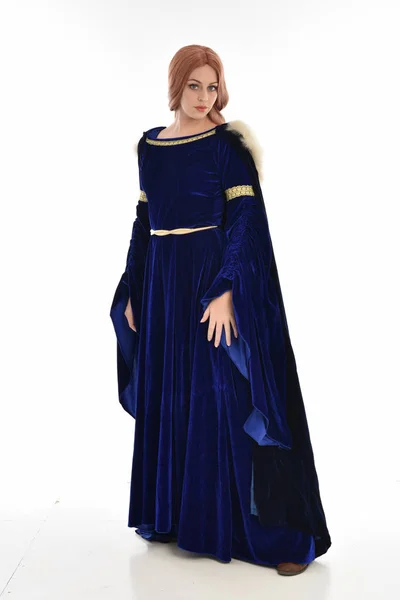 Retrato Longitud Completa Mujer Con Pelo Largo Con Vestido Medieval — Foto de Stock