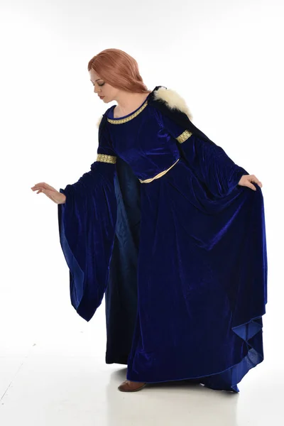 Портрет Женщины Длинными Волосами Синем Бархатном Средневековом Платье Меховом Плаще — стоковое фото