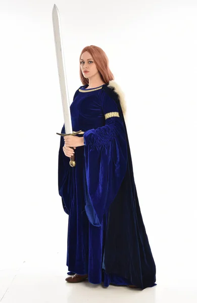 Ganzkörperporträt Einer Frau Mit Langen Haaren Die Ein Blaues Mittelalterliches — Stockfoto