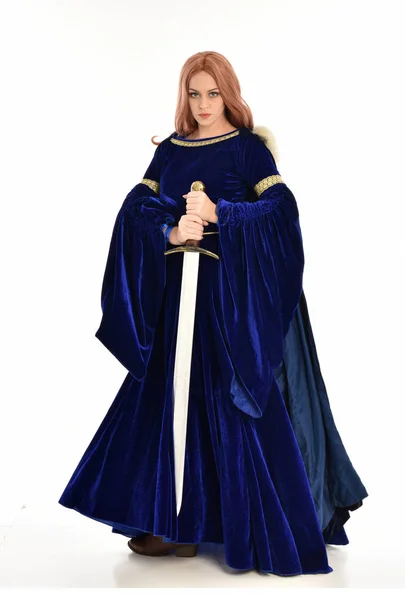 Retrato Comprimento Total Mulher Com Cabelos Longos Vestindo Vestido Medieval — Fotografia de Stock