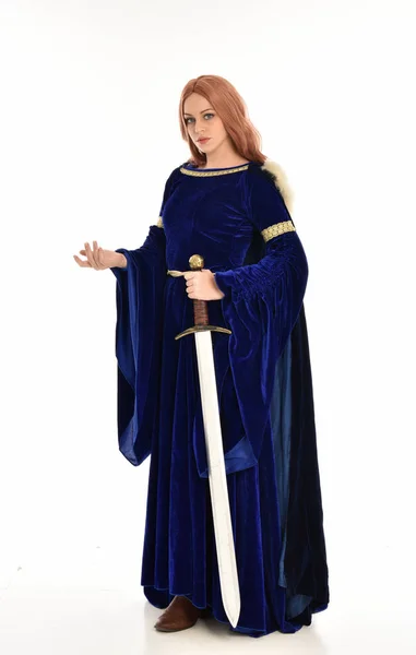 Retrato Comprimento Total Mulher Com Cabelos Longos Vestindo Vestido Medieval — Fotografia de Stock