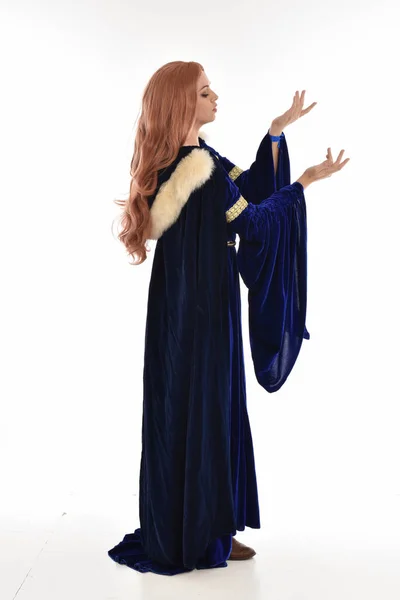 Pełna Długość Portret Kobiety Długimi Włosami Noszenie Blue Velvet Średniowiecznych — Zdjęcie stockowe