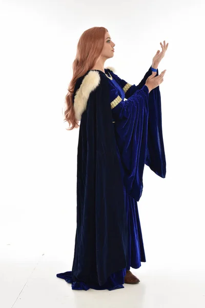 Pełna Długość Portret Kobiety Długimi Włosami Noszenie Blue Velvet Średniowiecznych — Zdjęcie stockowe