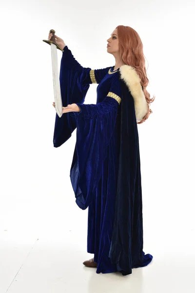 드레스와 머리를 여자의 초상화 사이드 배경에 고립에서 — 스톡 사진
