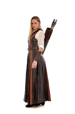 tam uzunlukta ok ve yay ile kahverengi Ortaçağ fantezi kıyafet giyen kadın portresi. Beyaz stüdyo arka plan üzerinde ayakta poz.