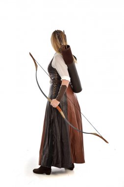 tam uzunlukta ok ve yay ile kahverengi Ortaçağ fantezi kıyafet giyen kadın portresi. Beyaz stüdyo arka plan üzerinde ayakta poz.