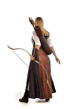 tam uzunlukta ok ve yay ile kahverengi Ortaçağ fantezi kıyafet giyen kadın portresi. Beyaz stüdyo arka plan üzerinde ayakta poz.