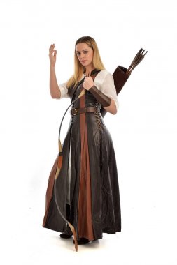 tam uzunlukta ok ve yay ile kahverengi Ortaçağ fantezi kıyafet giyen kadın portresi. Beyaz stüdyo arka plan üzerinde ayakta poz.