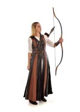 tam uzunlukta ok ve yay ile kahverengi Ortaçağ fantezi kıyafet giyen kadın portresi. Beyaz stüdyo arka plan üzerinde ayakta poz.