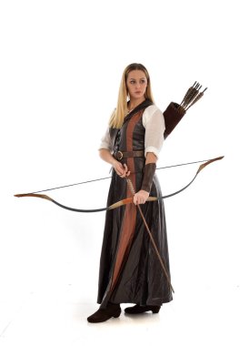 tam uzunlukta ok ve yay ile kahverengi Ortaçağ fantezi kıyafet giyen kadın portresi. Beyaz stüdyo arka plan üzerinde ayakta poz.