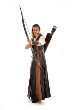 tam uzunlukta ok ve yay ile kahverengi Ortaçağ fantezi kıyafet giyen kadın portresi. Beyaz stüdyo arka plan üzerinde ayakta poz.