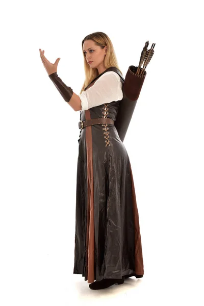 Retrato Comprimento Total Mulher Vestindo Roupa Fantasia Medieval Marrom Com — Fotografia de Stock