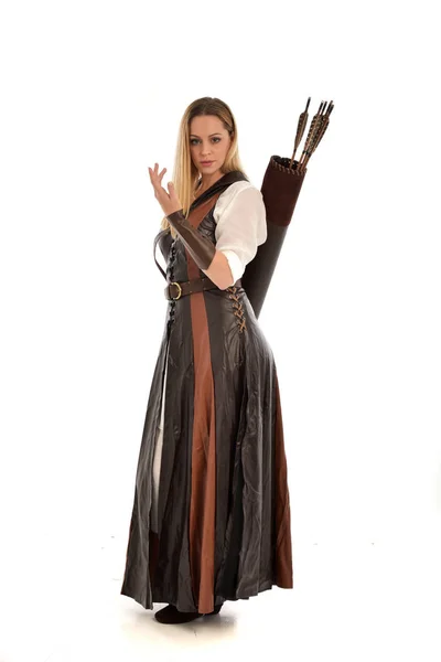 Full Längd Porträtt Kvinna Som Bär Brun Medeltida Fantasy Outfit — Stockfoto