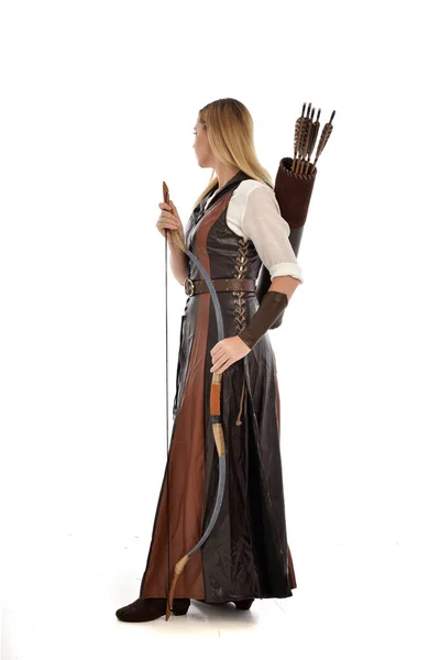 Portret Van Volledige Lengte Van Vrouw Dragen Bruine Middeleeuwse Fantasy — Stockfoto
