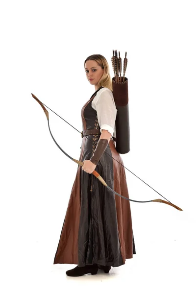 Tam Uzunlukta Yay Ile Kahverengi Ortaçağ Fantezi Kıyafet Giyen Kadın — Stok fotoğraf