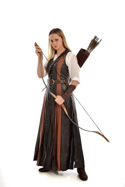 Full Längd Porträtt Kvinna Som Bär Brun Medeltida Fantasy Outfit — Stockfoto