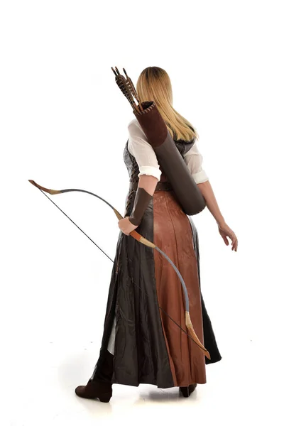 Celé Délce Portrét Ženy Nosit Hnědé Středověkou Fantasy Oblečení Lukem — Stock fotografie