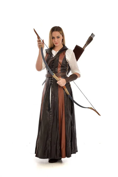 Full Längd Porträtt Kvinna Som Bär Brun Medeltida Fantasy Outfit — Stockfoto