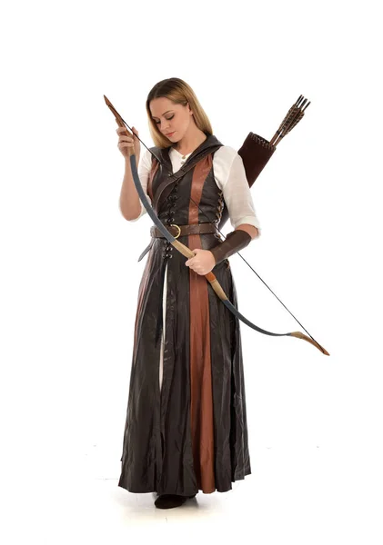 Retrato Comprimento Total Mulher Vestindo Roupa Fantasia Medieval Marrom Com — Fotografia de Stock