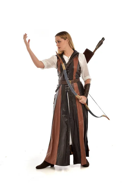 Full Längd Porträtt Kvinna Som Bär Brun Medeltida Fantasy Outfit — Stockfoto