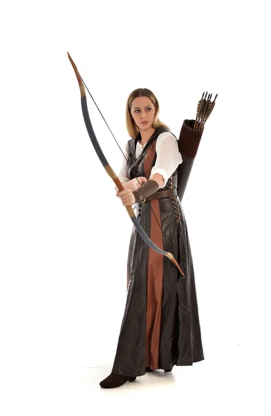 弓と矢で 茶色の中世ファンタジー衣装を着て女性の完全な長さの肖像画 ホワイト スタジオの背景に立ちポーズ — ストック写真