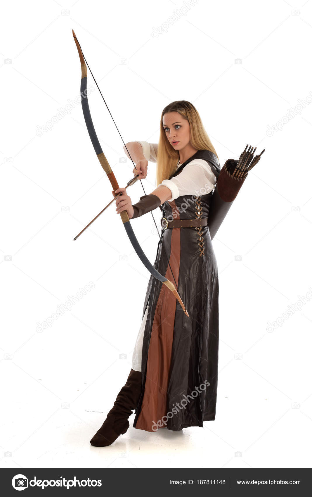 Mujer De Closeup Con Arco Y Flecha Con Disfraz De Flecha De Bosque