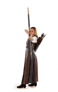 tam uzunlukta ok ve yay ile kahverengi Ortaçağ fantezi kıyafet giyen kadın portresi. Beyaz stüdyo arka plan üzerinde ayakta poz.