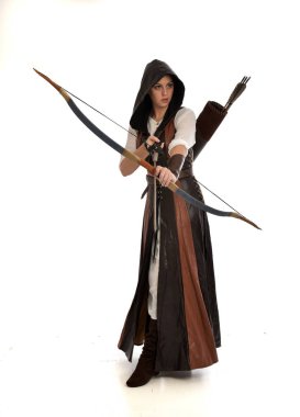 tam uzunlukta ok ve yay ile kahverengi Ortaçağ fantezi kıyafet giyen kadın portresi. Beyaz stüdyo arka plan üzerinde ayakta poz.