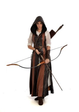 tam uzunlukta ok ve yay ile kahverengi Ortaçağ fantezi kıyafet giyen kadın portresi. Beyaz stüdyo arka plan üzerinde ayakta poz.