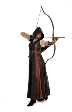 tam uzunlukta ok ve yay ile kahverengi Ortaçağ fantezi kıyafet giyen kadın portresi. Beyaz stüdyo arka plan üzerinde ayakta poz.