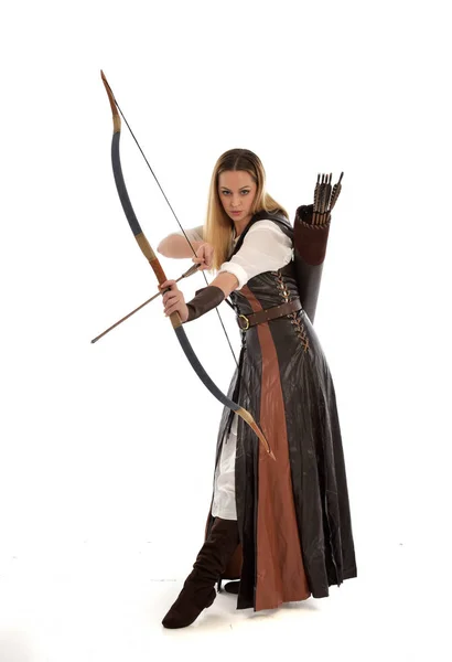 Ganzkörperporträt Einer Frau Braunen Mittelalterlichen Fantasiekostüm Mit Pfeil Und Bogen — Stockfoto