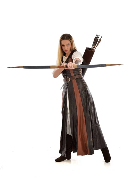 Портрет Жінки Коричневому Середньовічному Фентезійному Вбранні Бантом Стрілою Стояча Поза — стокове фото